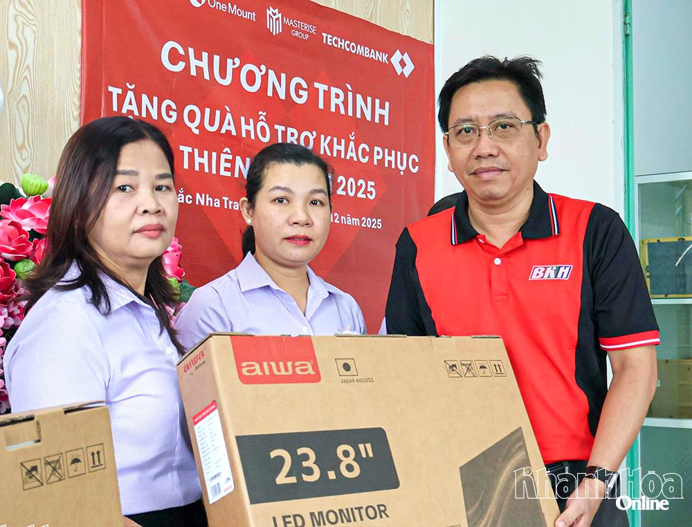 Ông Cung Phú Quốc -Phó Giám đốc Báo và Phát thanh, Truyền hình Khánh Hòa cũng nhà tài trợ tặng máy tính cho phường Bắc Nha Trang.