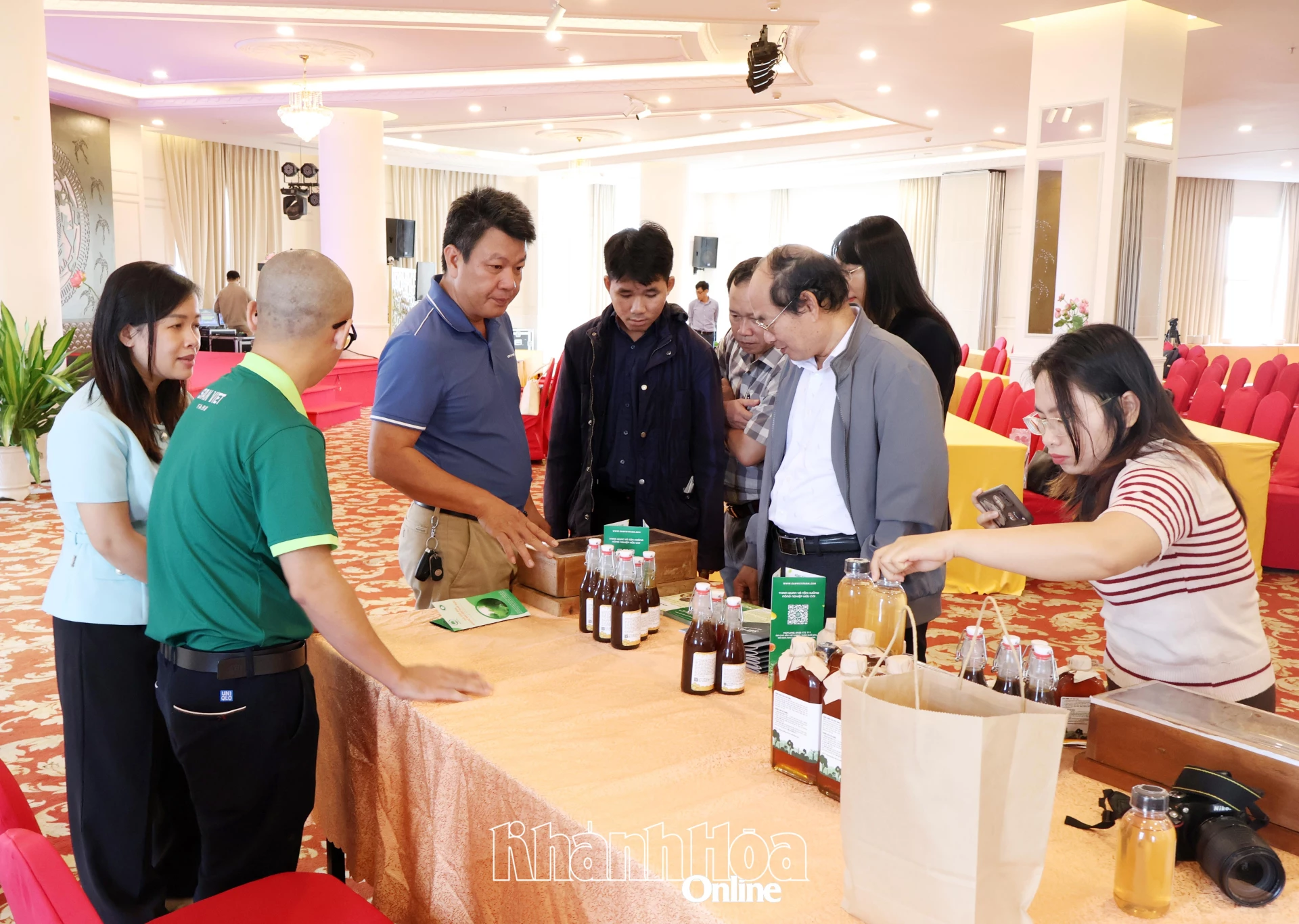 Các đại biểu tham quan tìm hiểu dự án khởi nghiệp tại chung kết Cuộc thi Khởi nghiệp đổi mới sáng tạo Khánh Hòa năm 2025.