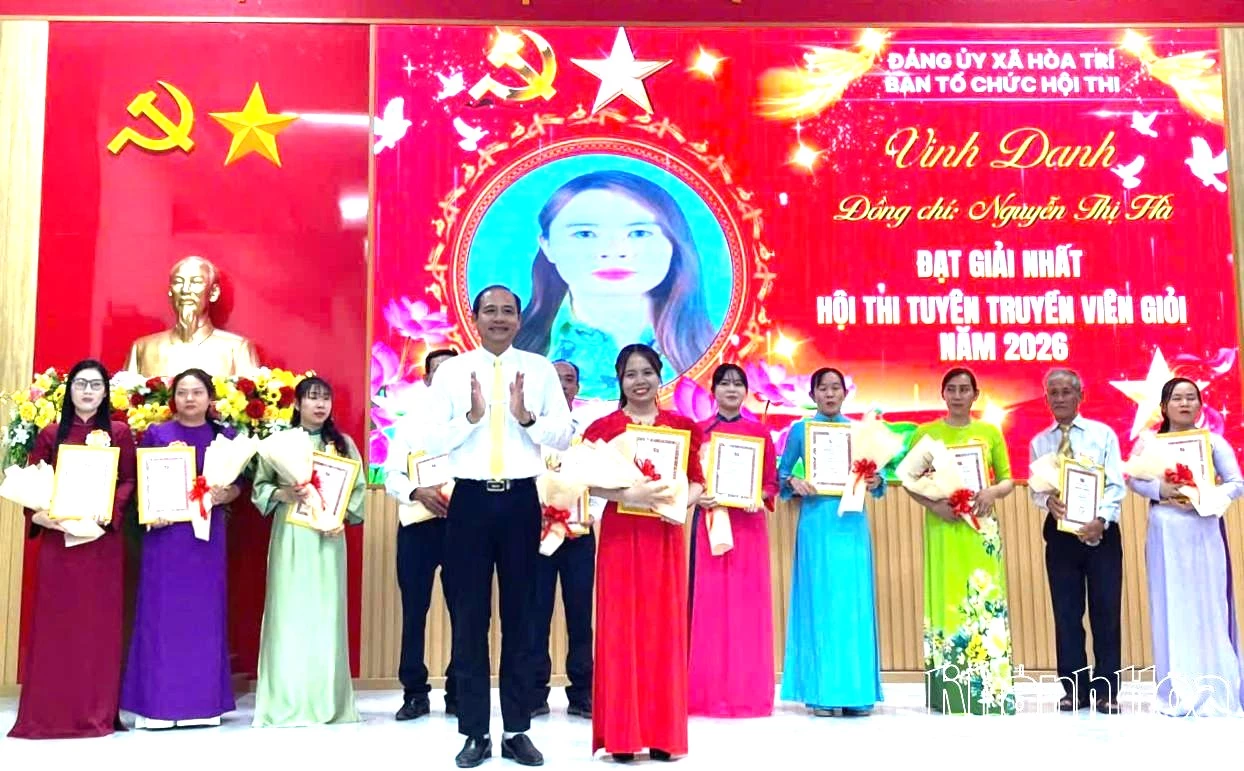 Ông Trần Văn Phải - Bí thư Đảng ủy, Chủ tịch HĐND xã Hòa Trí trao giải nhất cho thí sinh Nguyễn Thị Hà.