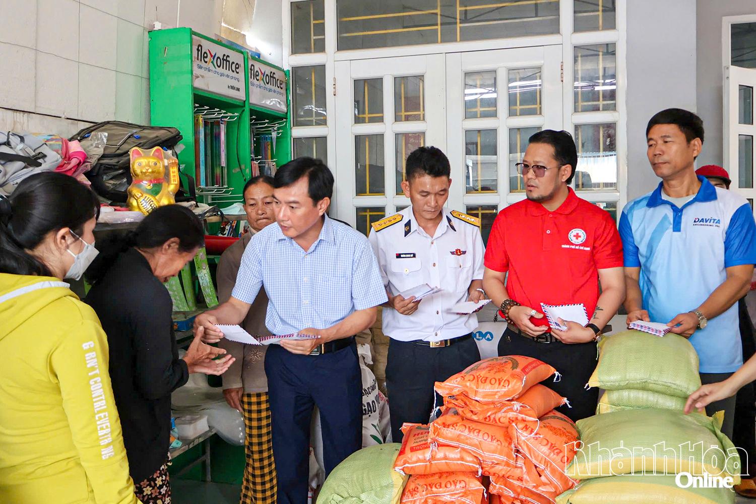 Ông Trần Văn Thanh - Phó Giám đốc Báo và Phát thanh, Truyền hình Khánh Hòa cùng các nhà tài trợ tặng quà cho người dân xã Diên Điền