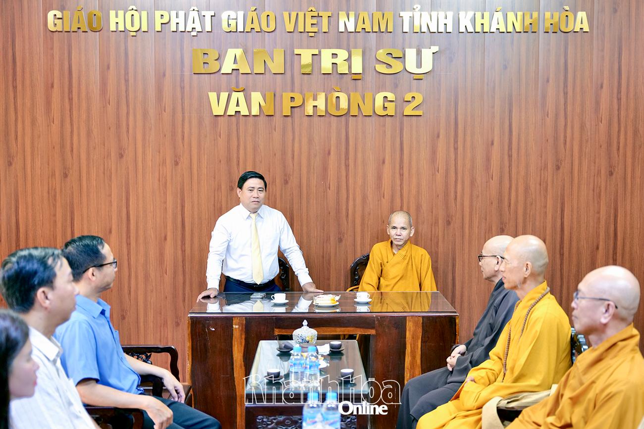 Đồng chí Lâm Đông phát biểu chúc mừng chư tôn đức Văn phòng 2 Ban Trị sự Giáo hội Phật giáo Việt Nam tỉnh Khánh Hòa nhân Đại lễ Phật đản năm 2026.