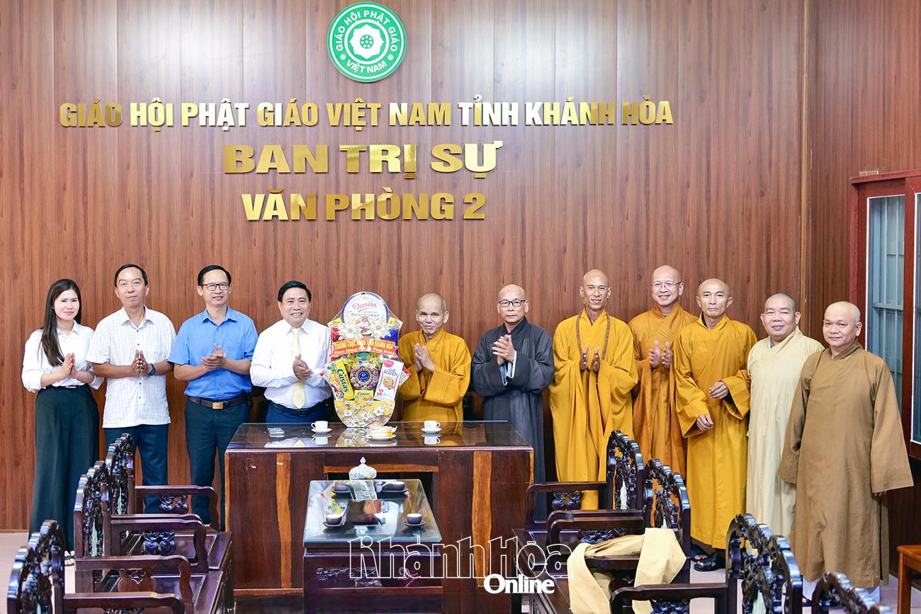Đồng chí Lâm Đông tặng quà, chúc mừng chư tôn đức Văn phòng 2 Ban Trị sự Giáo hội Phật giáo Việt Nam tỉnh Khánh Hòa.