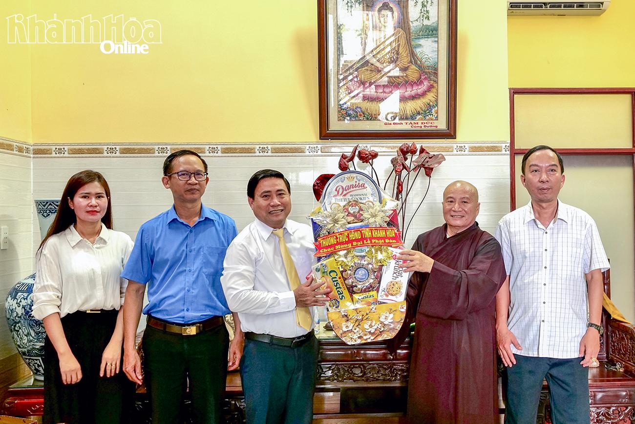 Đồng chí Lâm Đông trao quà chúc mừng Đại lễ Phật đản năm 2026 cho đại diện chùa Phước Thạnh.