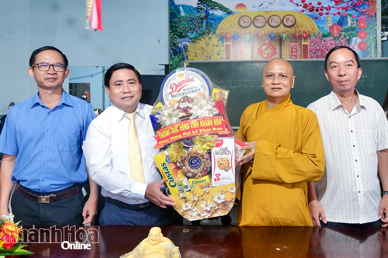 Đồng chí Lâm Đông trao quà chúc mừng Đại lễ Phật đản năm 2026 cho đại diện chùa Tân Sơn.