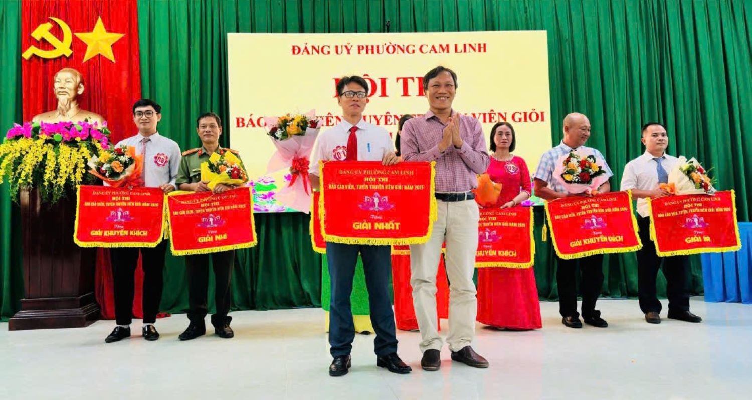 Lãnh đạo Đảng ủy phường Cam Linh trao giải nhất cho thí sinh Lê Viết Quân, Phó Bí thư Đảng bộ Trường THPT Trần Hưng Đạo.