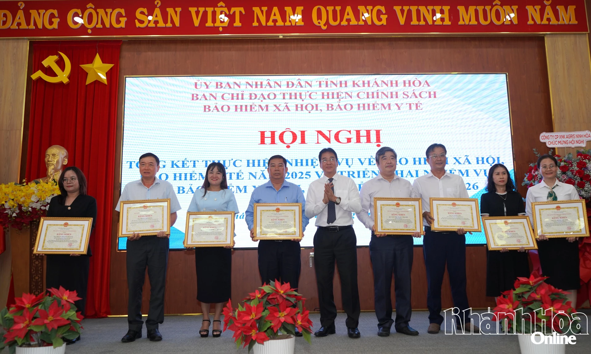 Phó Chủ tịch Thường trực UBND tỉnh Nguyễn Long Biên trao bằng khen cho các cá nhân
