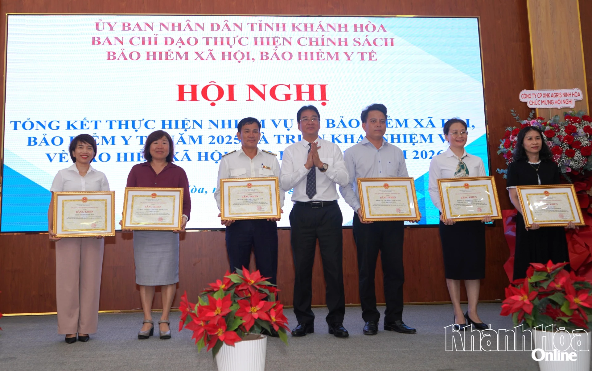 Phó Chủ tịch Thường trực UBND tỉnh Nguyễn Long Biên trao bằng khen cho các tập thể