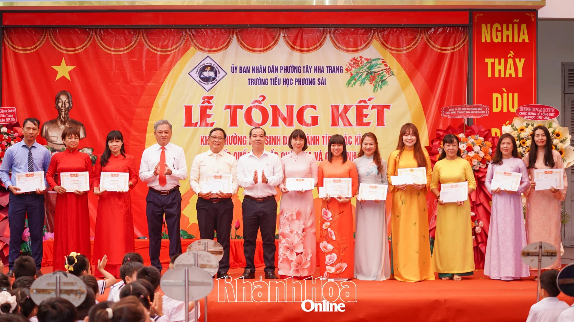 Phường Tây Nha Trang biểu dương, khen thưởng cán bộ quản lý, giáo viên có thành tích xuất sắc.