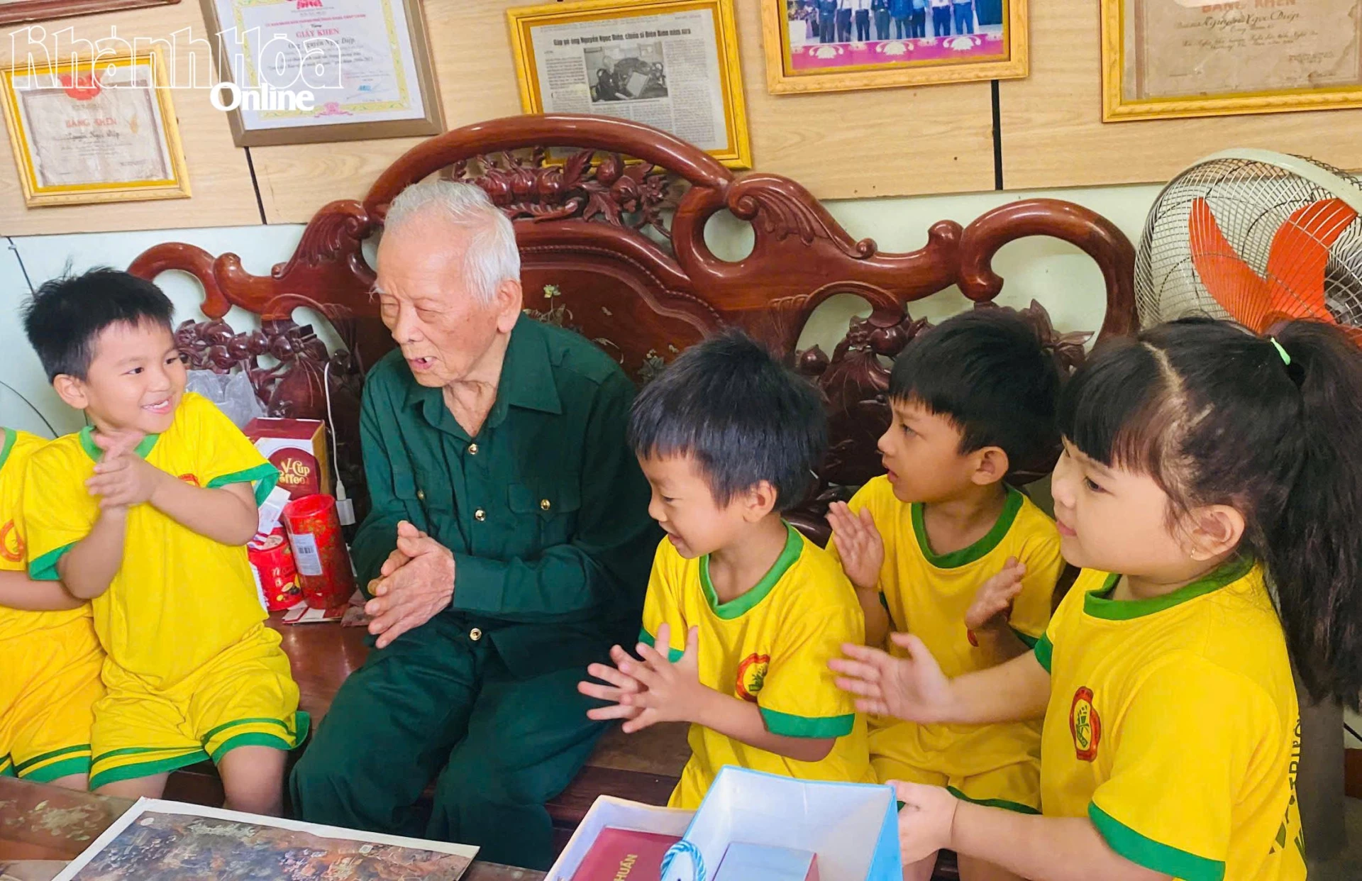 Ông Nguyễn Ngọc Điệp giao lưu cùng thiếu nhi địa phương.