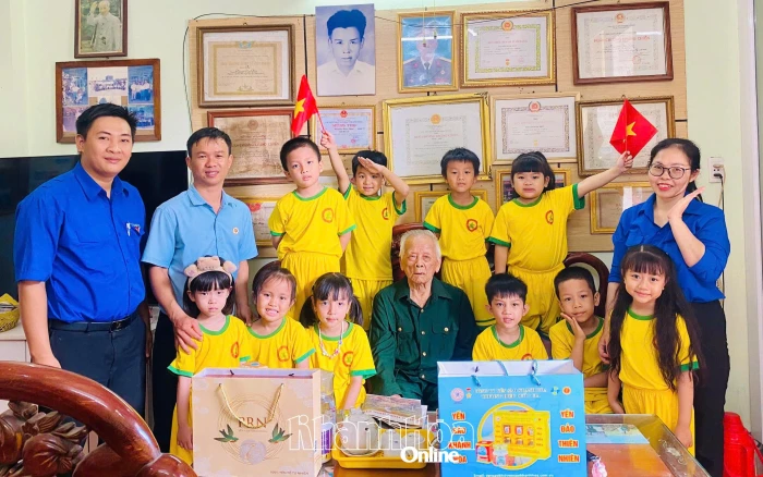 Đoàn phường Phan Rang phối hợp thăm, tặng quà cựu chiến binh tham gia Chiến dịch Điện Biên Phủ