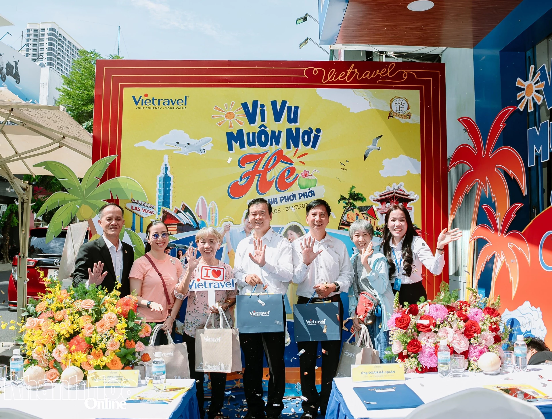 Lãnh đạo Vietravel chi nhánh Khánh Hòa tặng quà khách đến dự chương trình