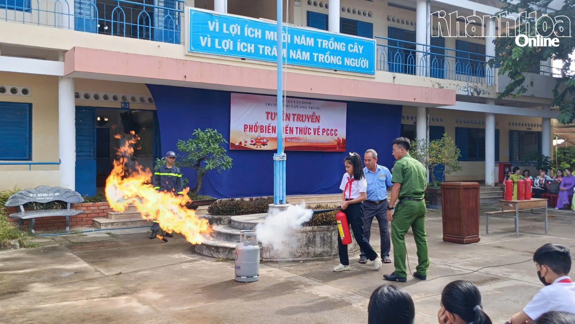 Dưới sự hướng dẫn trực tiếp của cán bộ chữa cháy chuyên nghiệp, học sinh Trường THCS Quang Trung được trải nghiệm kỹ năng dập lửa.