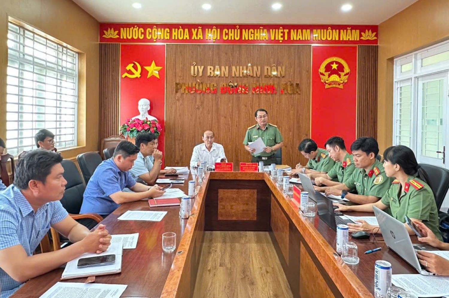 Quang cảnh buổi làm việc.