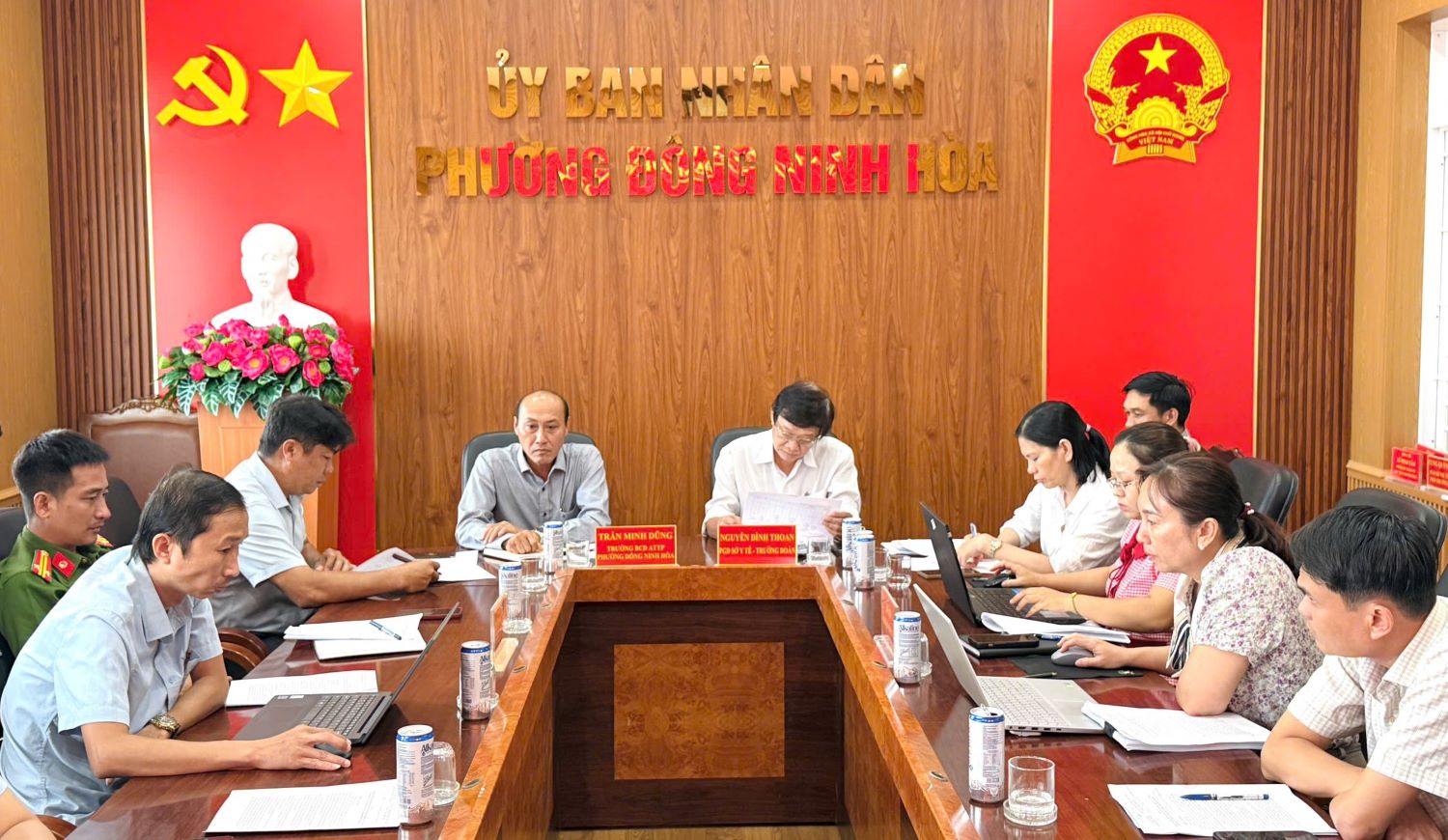 Quang cảnh buổi làm việc.