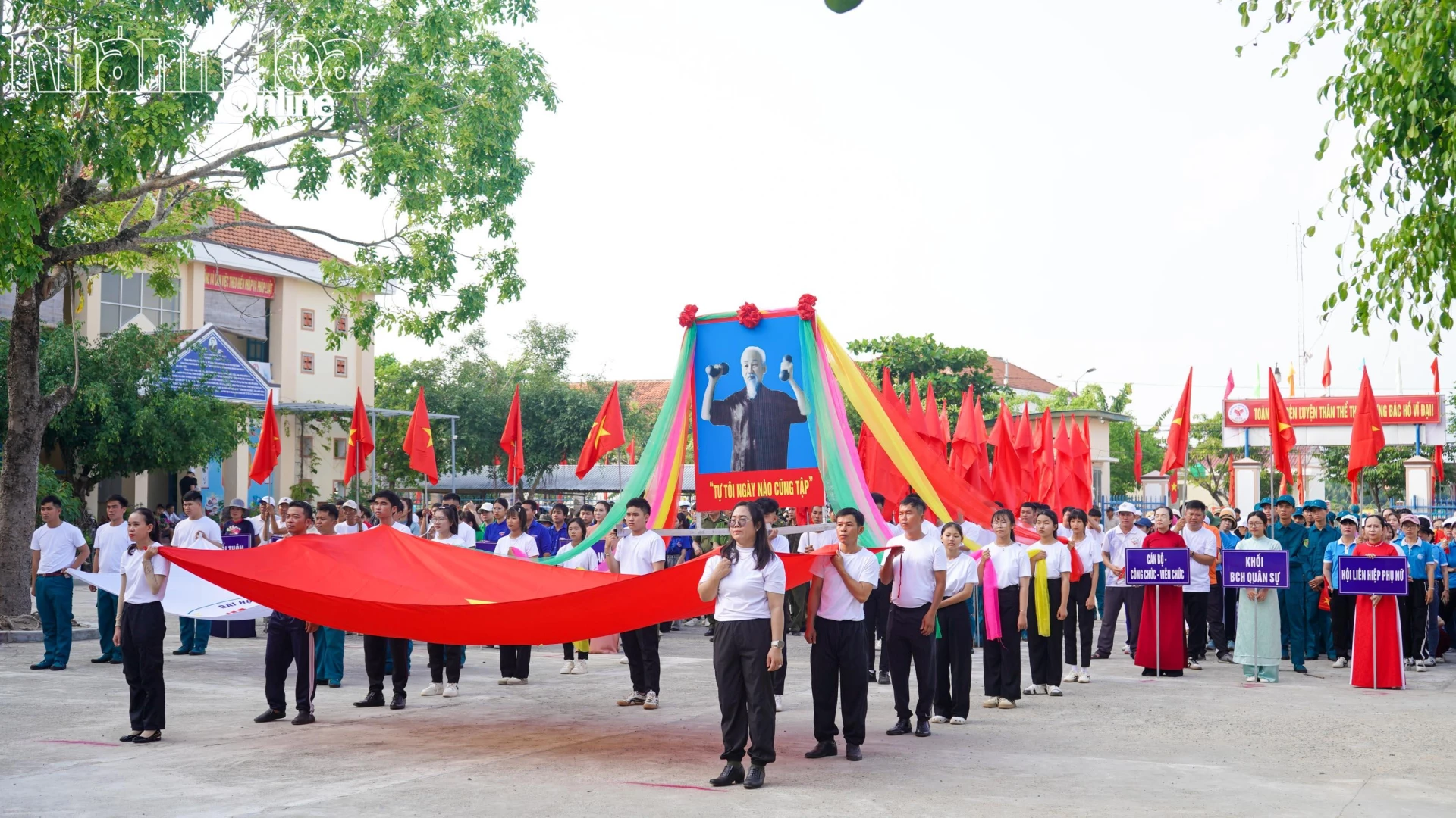 Quang cảnh khai mạc.