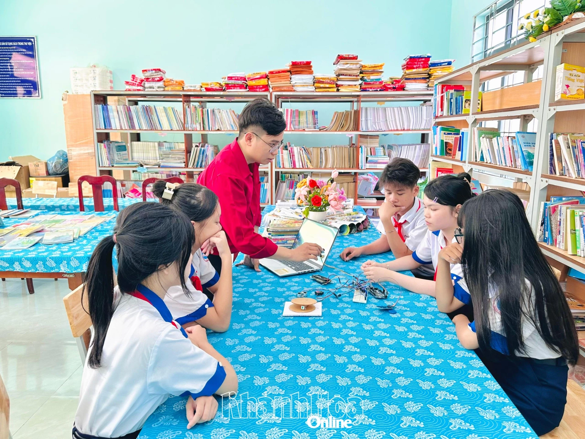 Thầy Nguyễn Quý Bảo hướng dẫn học sinh nghiên cứu khoa học.