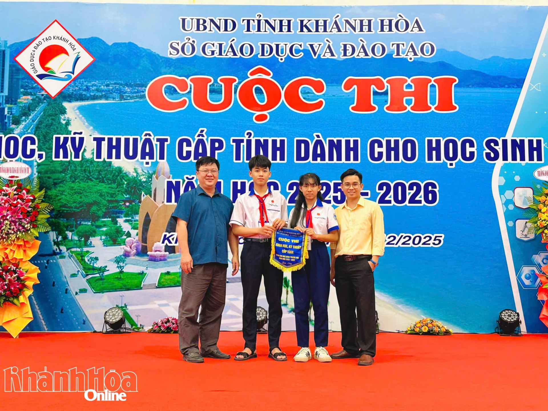 Thầy Nguyễn Quý Bảo (bìa phải) cùng lãnh đạo UBND phường Ninh Chử và học sinh tại Cuộc thi KHKT cấp tỉnh dành cho học sinh trung học năm học 2025 - 2026.
