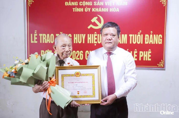 Bí thư Tỉnh ủy Trần Phong trao Huy hiệu 80 năm tuổi Đảng cho đảng viên