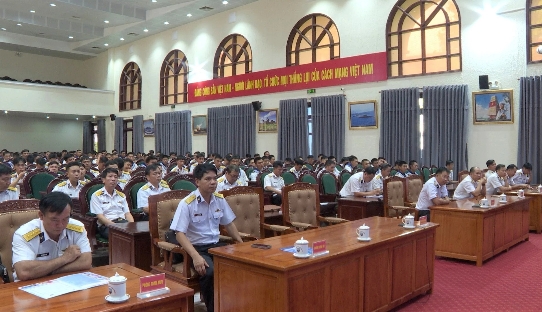 Các đại biểu dự khai mạc.