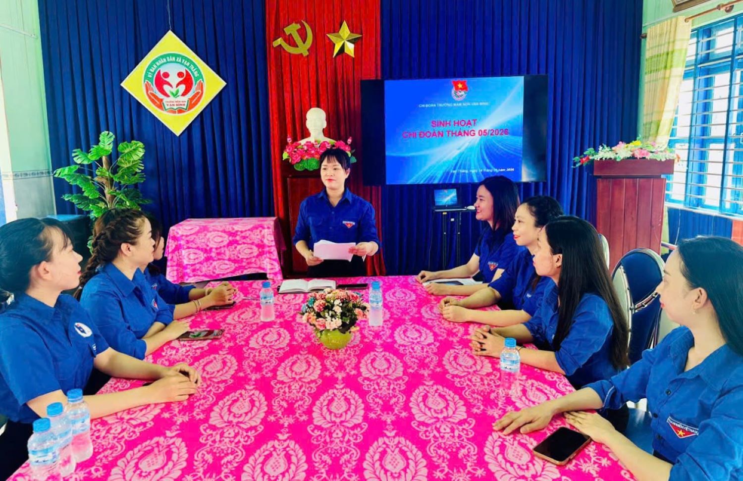các thành viên CLB lý luận trẻ Đoàn xã Vạn Thắng sinh hoạt tại chi đoàn thôn, trường học tuyên truyền kỷ niệm 136 năm ngày sinh của Bác.
