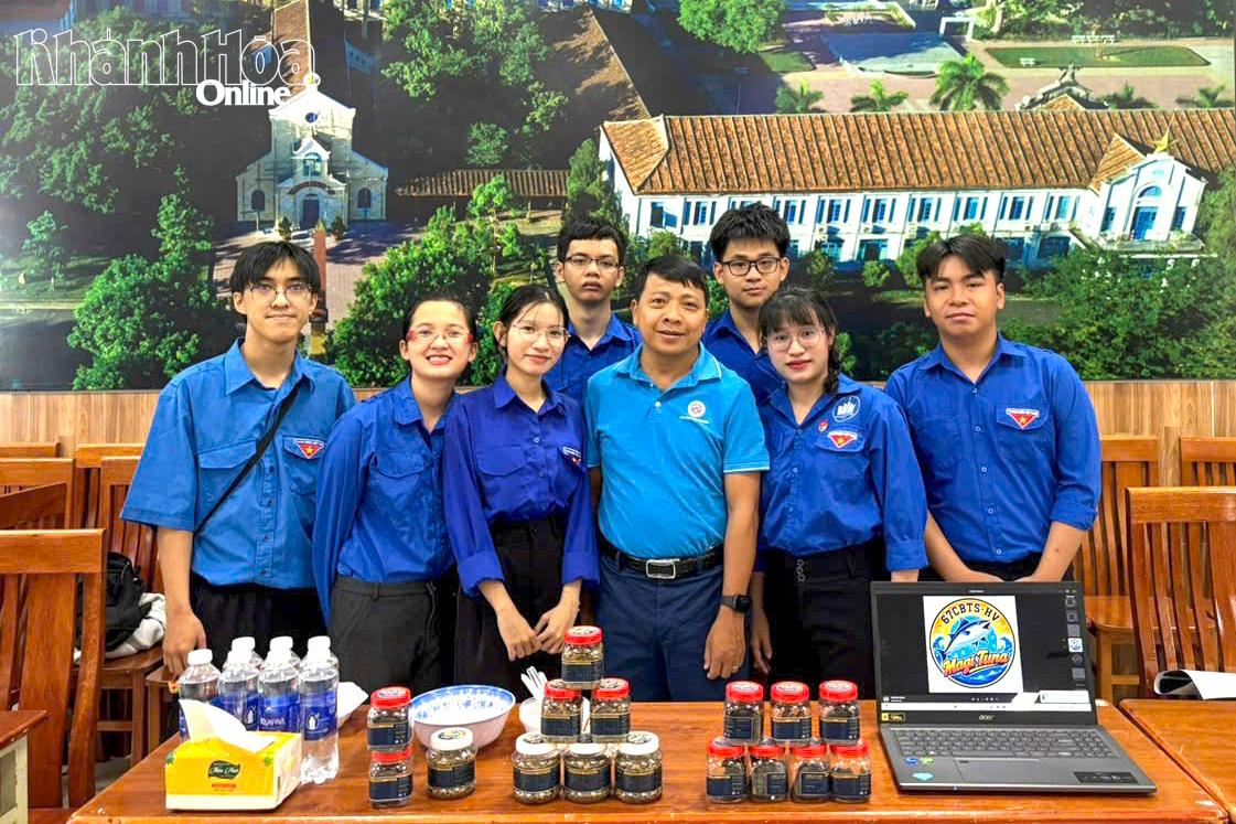Nhóm sinh viên thực hiện sản phẩm Tunafitbar và muối cá chụp ảnh lưu niệm tại Hội thi “Phát triển sản phẩm từ nguyên liệu thủy sản” của Trường Đại học Nha Trang.