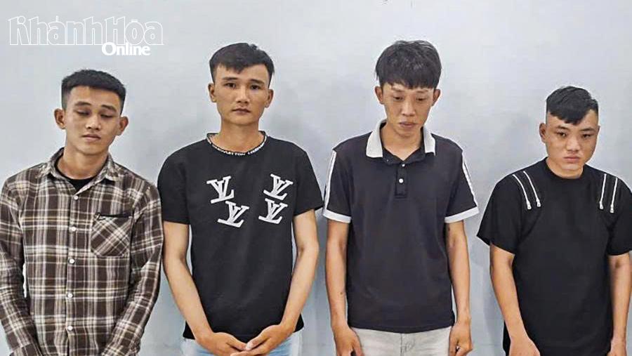 Cơ quan Cảnh sát điều tra Công an tỉnh Khánh Hòa thi hành lệnh bắt tạm giam 4 đối tượng trong vụ án.  