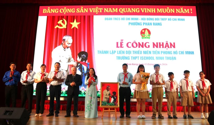 Ra mắt Liên đội Trường THPT iSchool Ninh Thuận