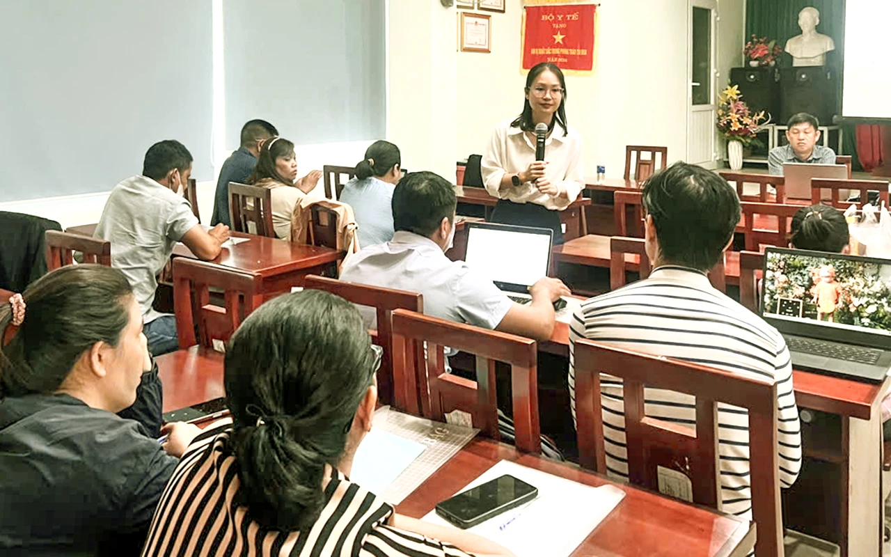 Báo cáo viên Trung tâm Kiểm soát bệnh tật Khánh Hòa truyền đạt kiến thức cho học viên.