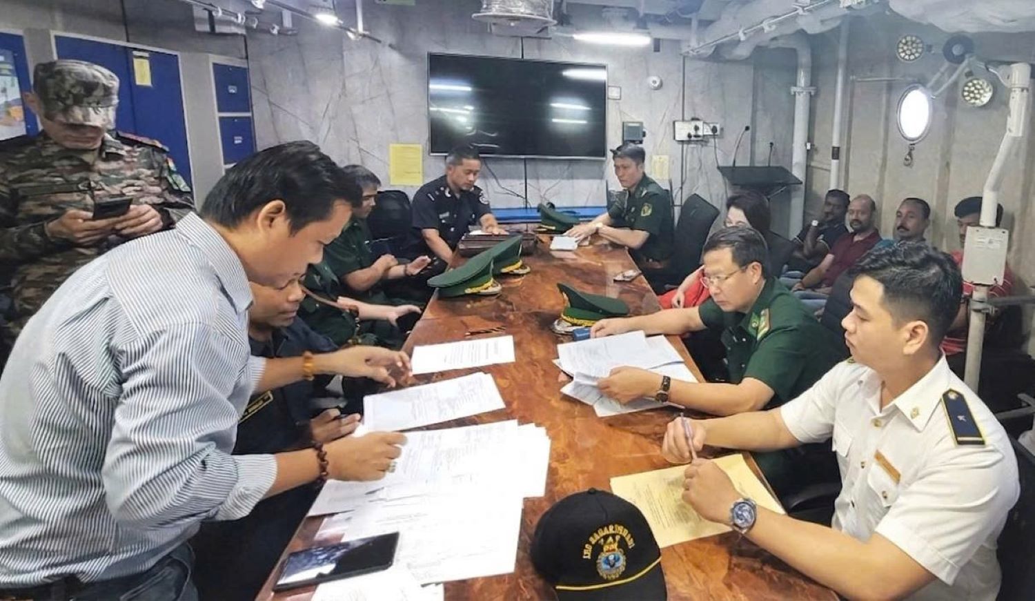 Cán bộ Đồn Biên phòng Cửa khẩu cảng Nha Trang làm thủ tục xuất nhập cảnh cho thủy thủ đoàn.