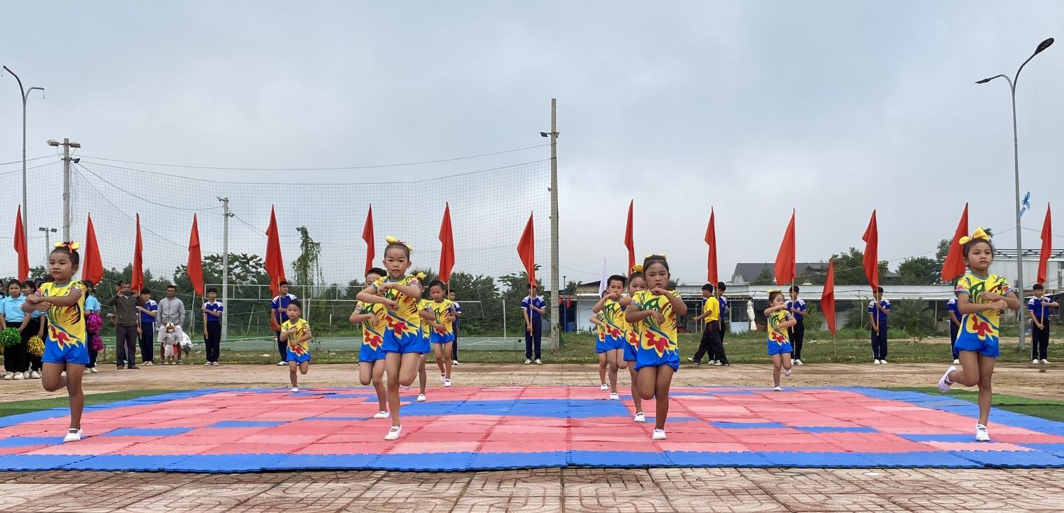 các em trường mầm non phong lan đồng diễn aerobic Đại hội thể dục thể thao xã tây khánh sơn.