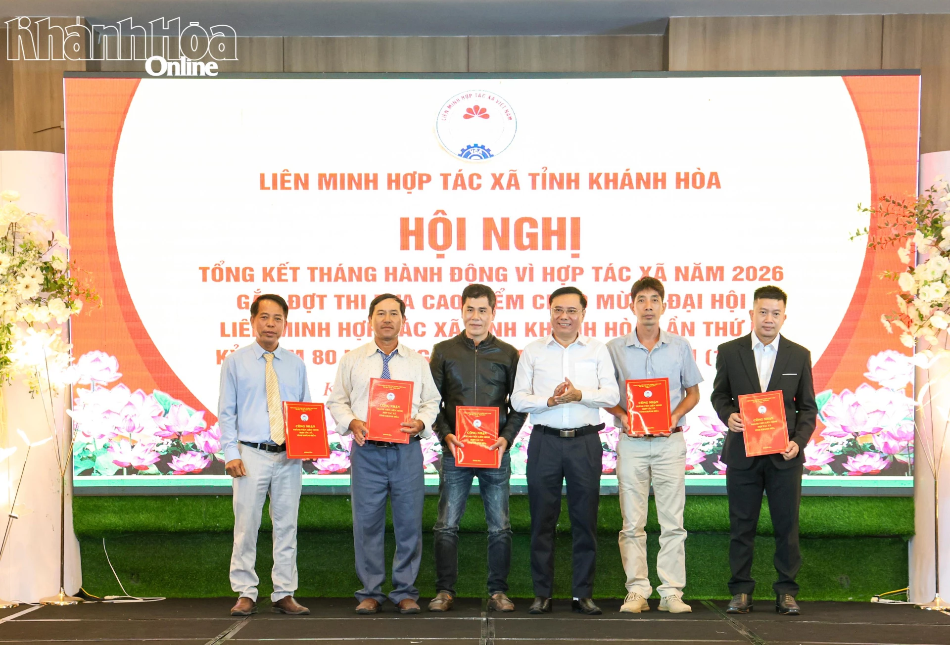Trao quyết định công nhận thành viên mới cho các đơn vị.