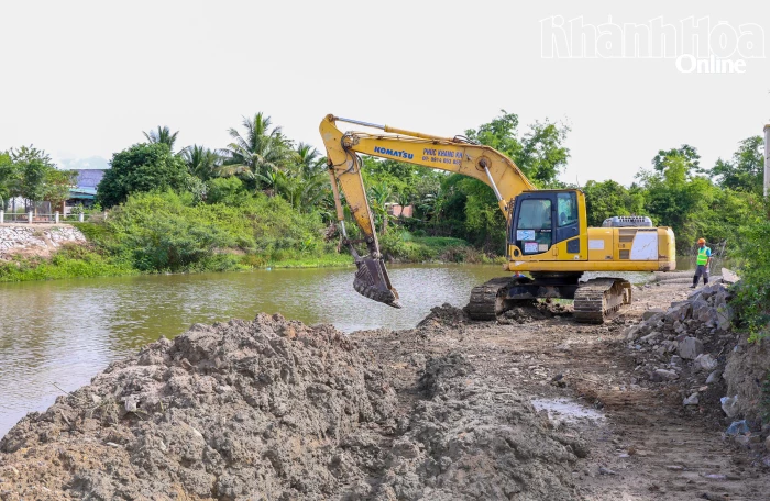 Xây dựng kè chống sạt lở sông Lốt 