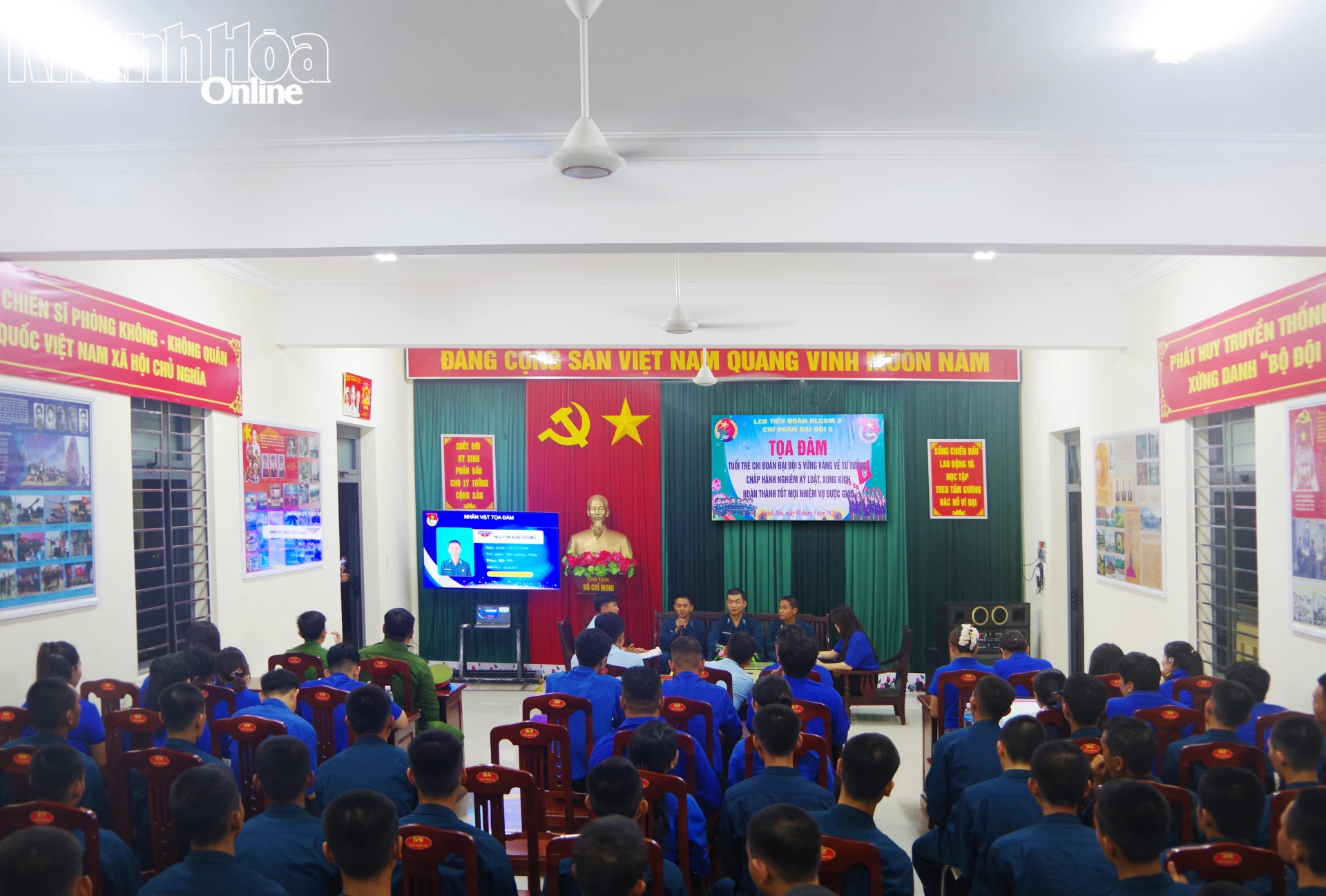 Quang cảnh buổi tọa đàm.