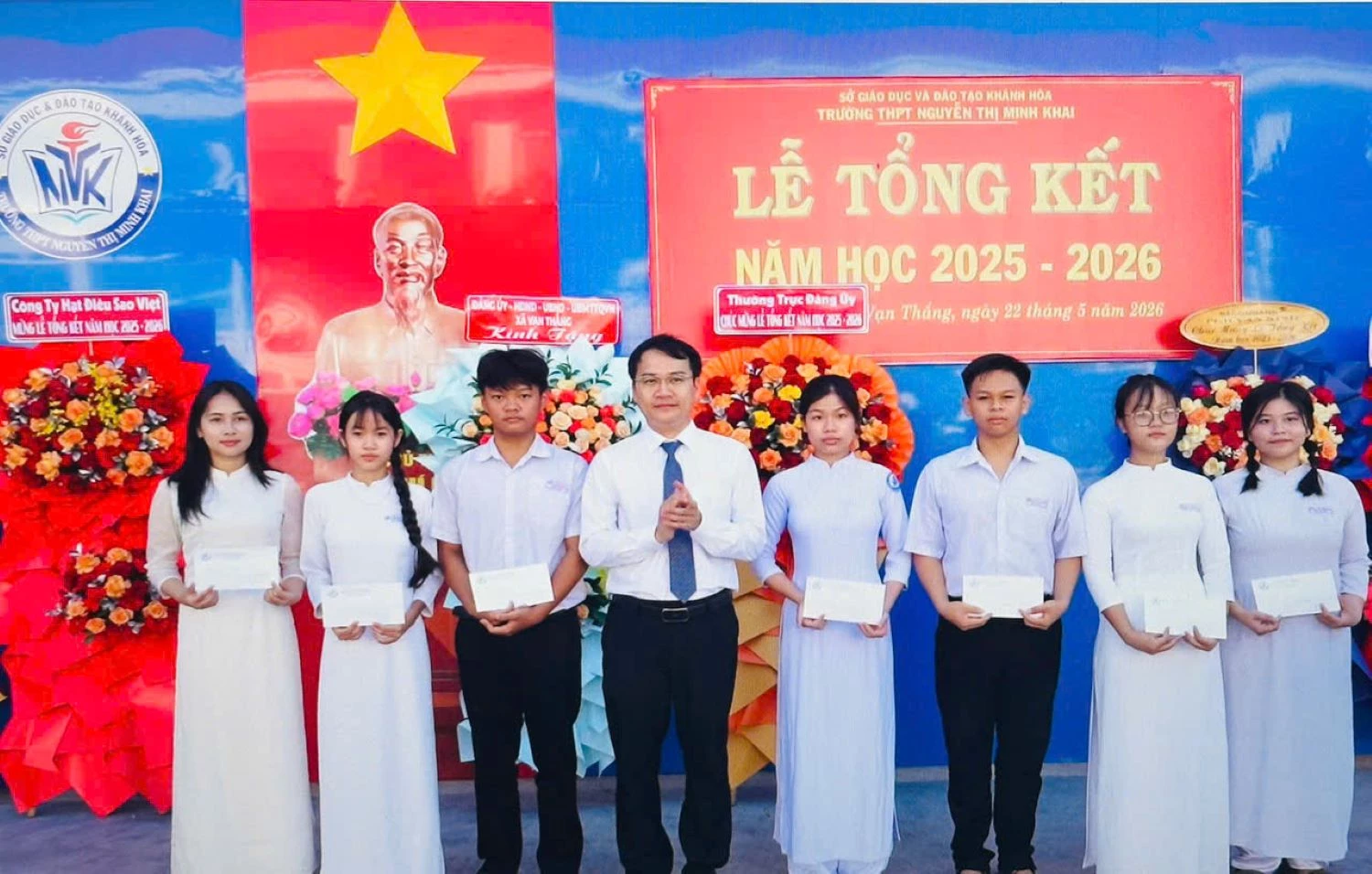 Thừa ủy quyền của Sở Giáo dục và Đào tạo Khánh Hòa, lãnh đạo Đảng ủy xã Vạn Thắng trao học bổng cho các học sinh xuất sắc.