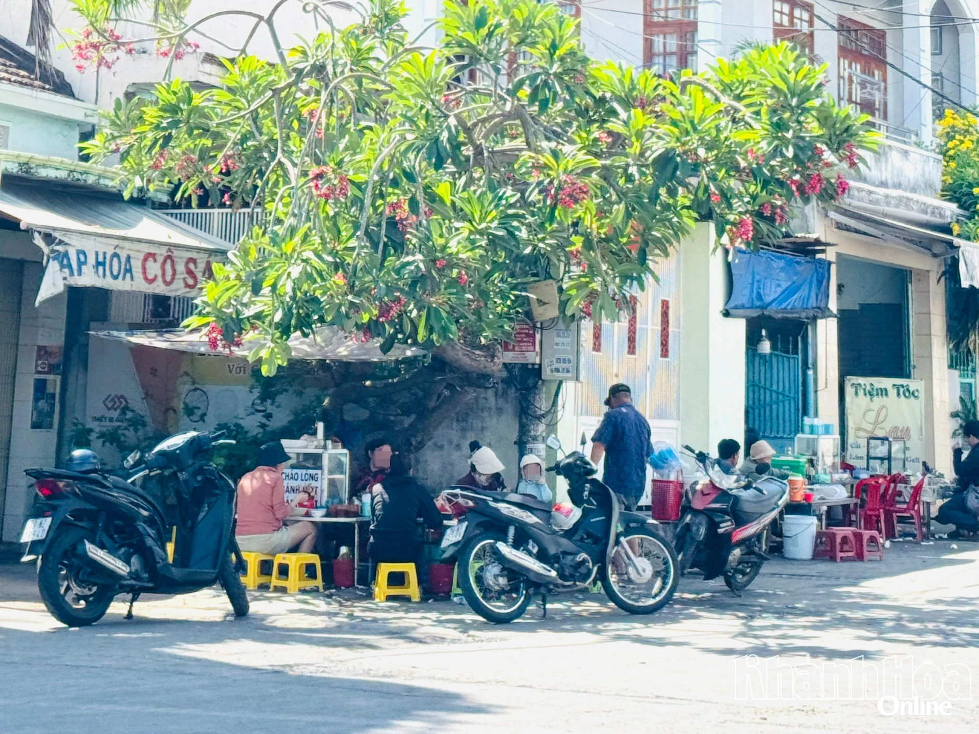 Một số hàng quán thức ăn đường phố khu vực Nha Trang.