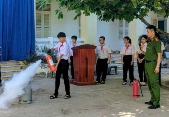 Gần 800 học sinh xã Cam Lâm được hướng dẫn kỹ năng phòng cháy, chữa cháy