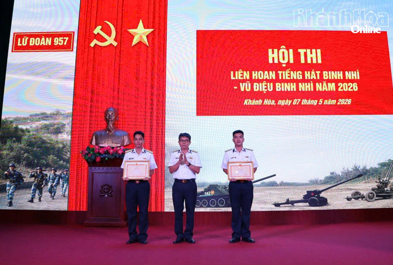 Thượng tá Nguyễn Thành Trung, Chủ nhiệm Chính trị Lữ đoàn 957 trao khen thưởng cho các đội