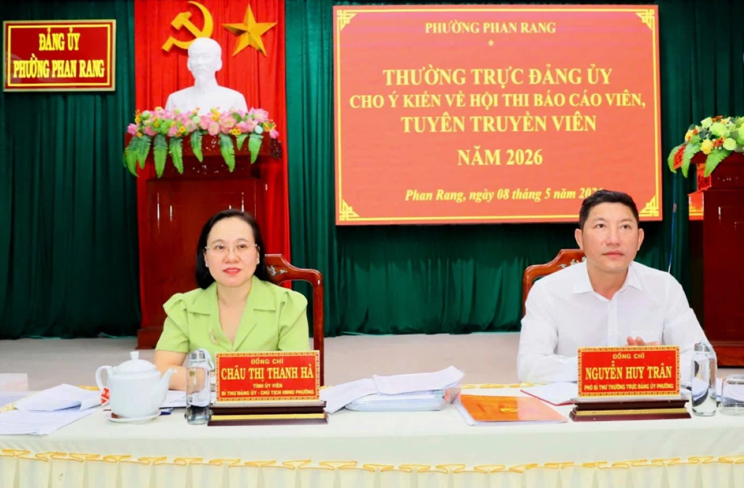 Thường trực Đảng ủy phường Phan Rang chủ trì cuộc họp.
