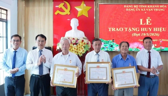 Đảng ủy xã Vạn Thắng trao Huy hiệu Đảng đợt 19-5 cho 4 đảng viên