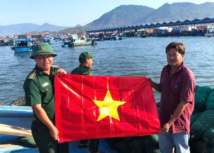 Đồn Biên phòng Cam Ranh tuyên truyền chống khai thác IUU cho ngư dân