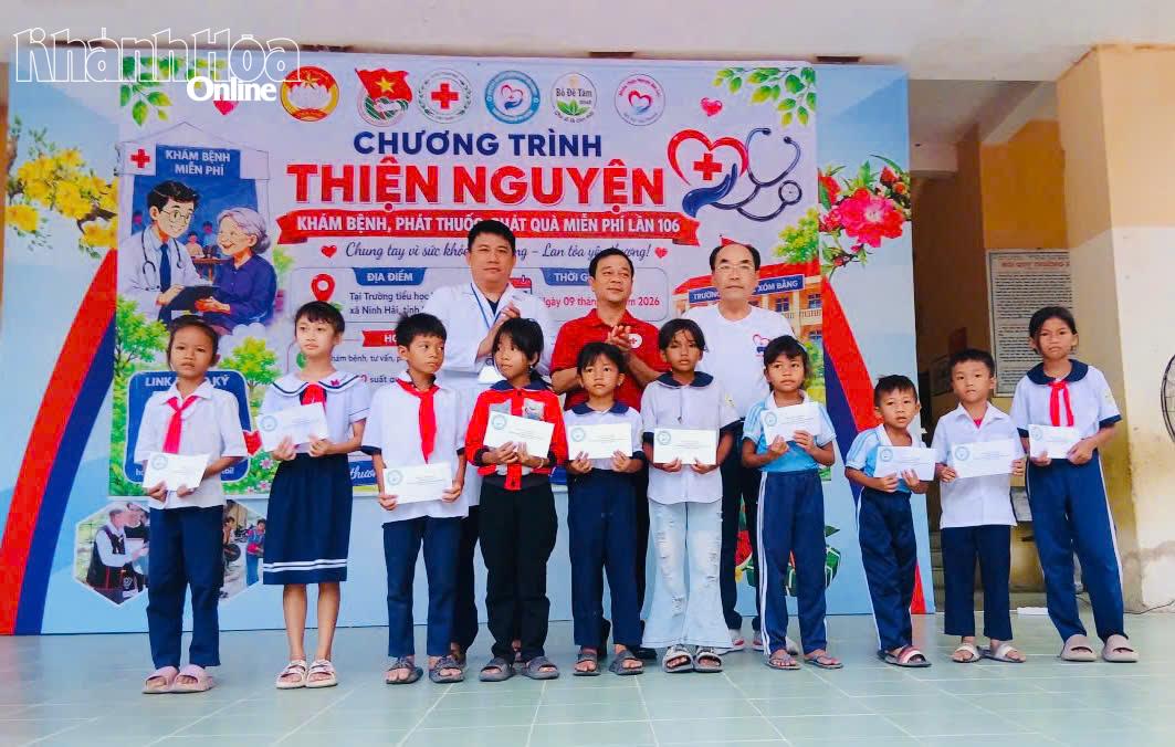 Trao học bổng cho các em học sinh nghèo, vươn lên trong học tập