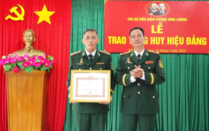 Đảng ủy Ban Chỉ huy Bộ đội Biên phòng tỉnh trao Huy hiệu Đảng đợt 19-5 cho 3 đảng viên