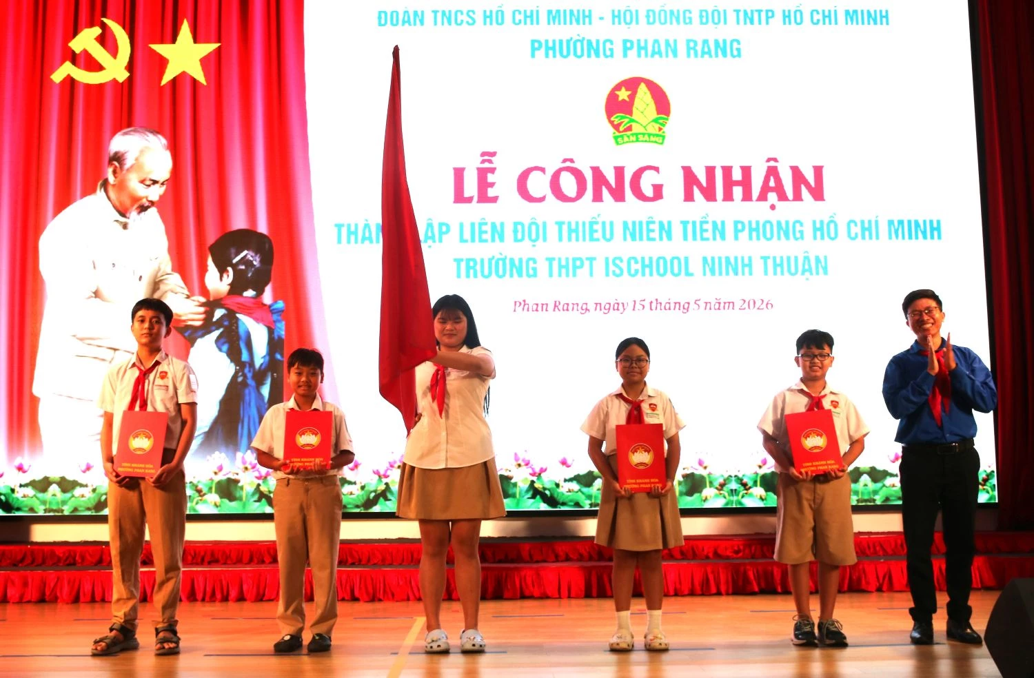 Hội đồng Đội phường Phan Rang trao quyết định và cờ cho Liên đội Trường THPT iSchool Ninh Thuận.