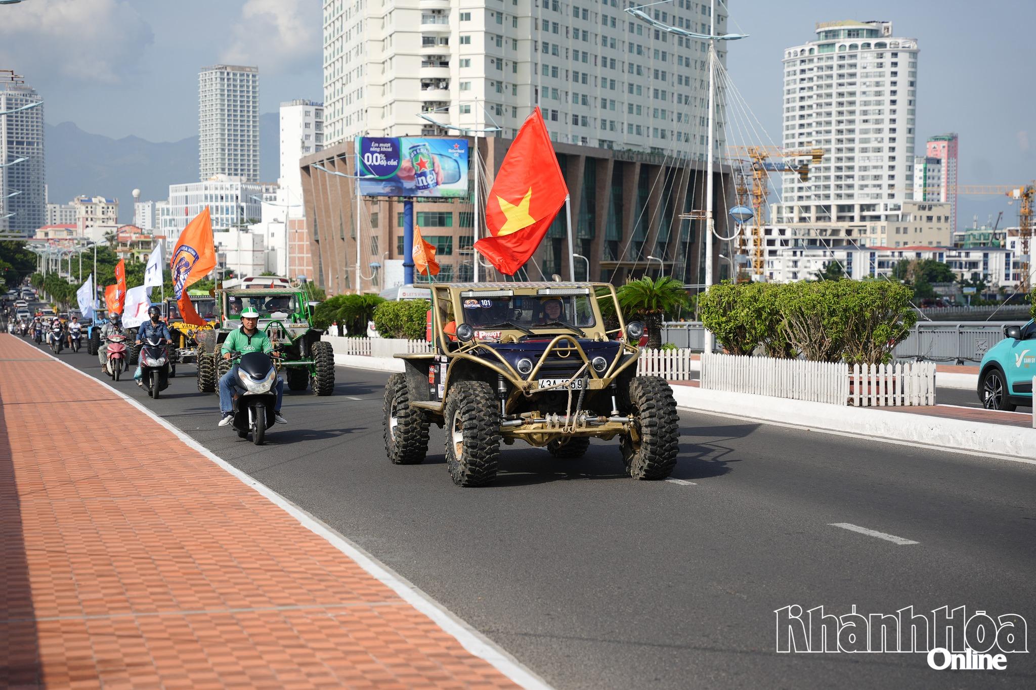 Đoàn xe tham gia Giải Victory Challenge đi qua các cung đường tại Nha Trang vào năm 2025.