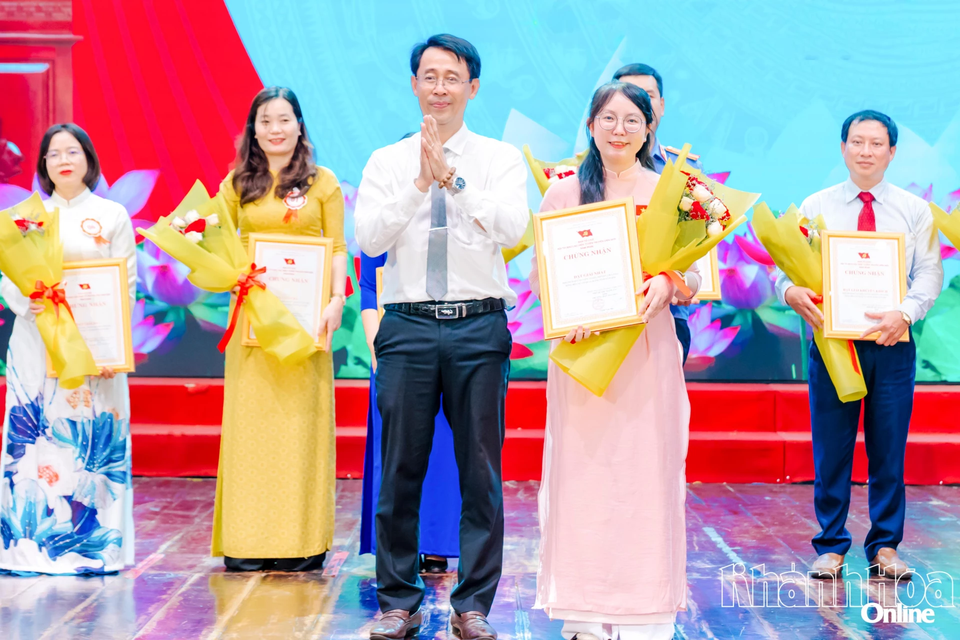 Đồng chí Trịnh Văn Mơ trao giải nhất cho thí sinh Lê Thị Hoàng Vy. Ảnh: MINH TRỰC