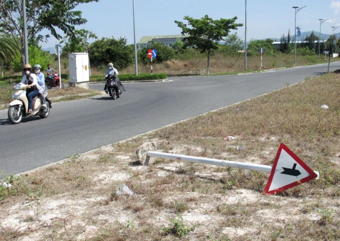 Trụ biển báo giao thông bị đổ