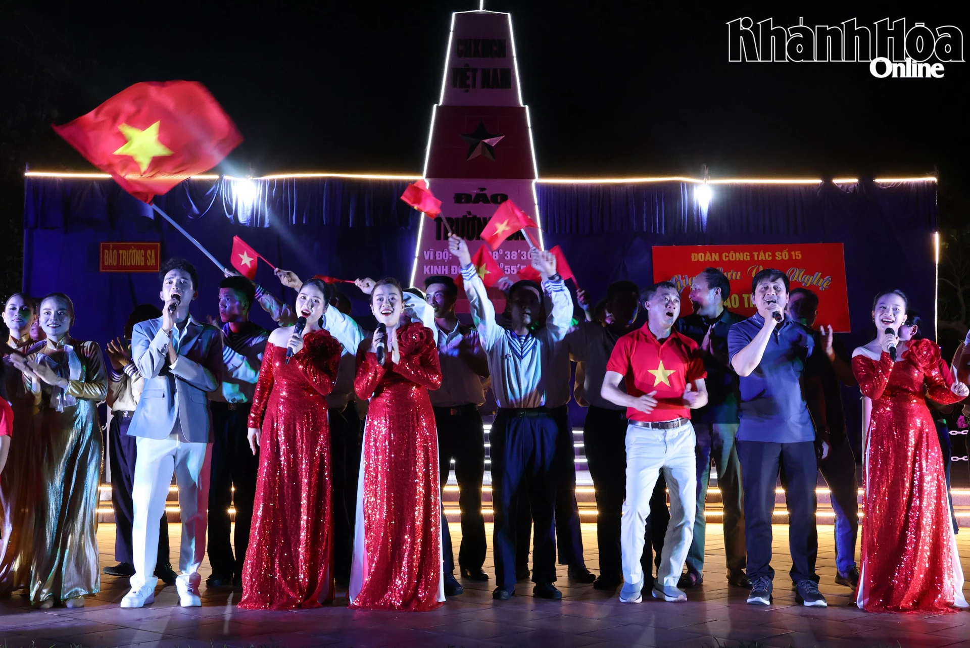 Các đại biểu Đoàn công tác số 15 hát giao lưu cùng các chiến sĩ tại đảo Trường Sa.