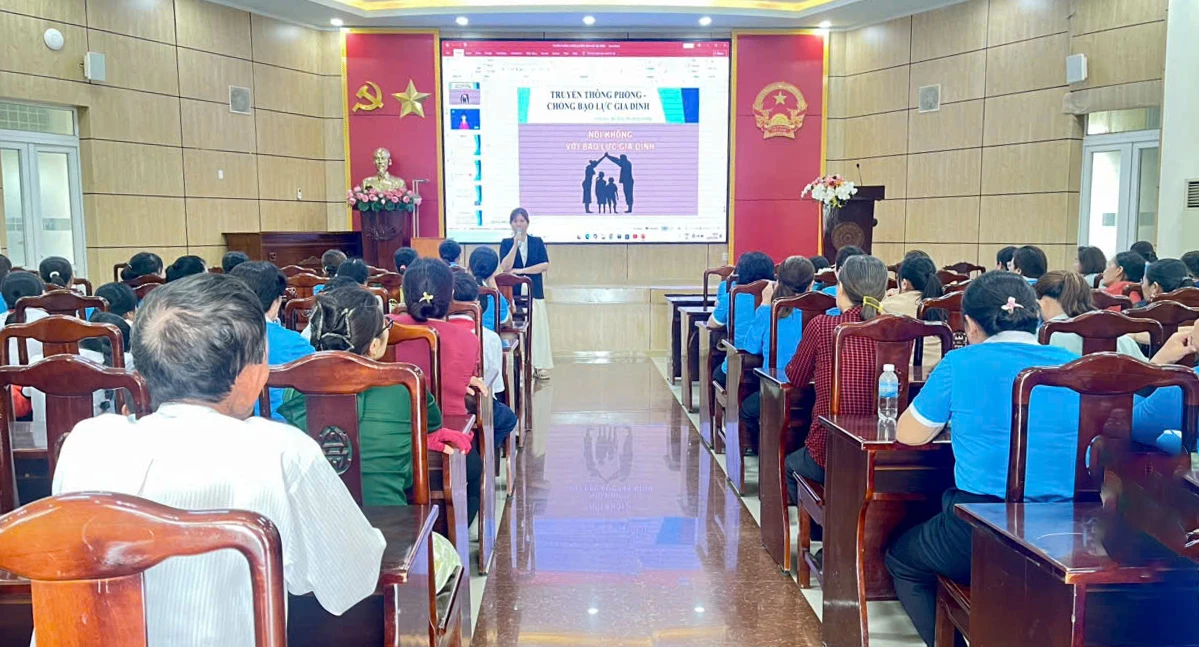 Cán bộ, hội viên phụ nữ được tuyên truyền các nội dung về phòng, chống bạo lực gia đình.