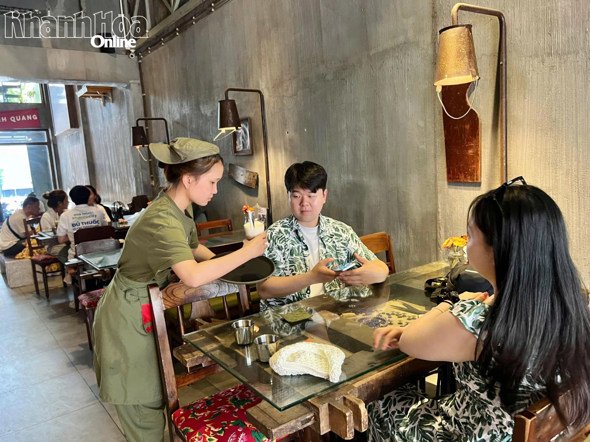 Nhân viên trong trang phục mang phong cách xưa lấy cảm hứng từ những năm 1870 - 1980 với màu xanh đặc trưng, phục vụ đôi bạn trẻ Hàn Quốc bên những bộ bàn ghế cũ, đèn kiểu xưa,...nhằm tạo trải nghiệm đồng nhất cho thực khách.