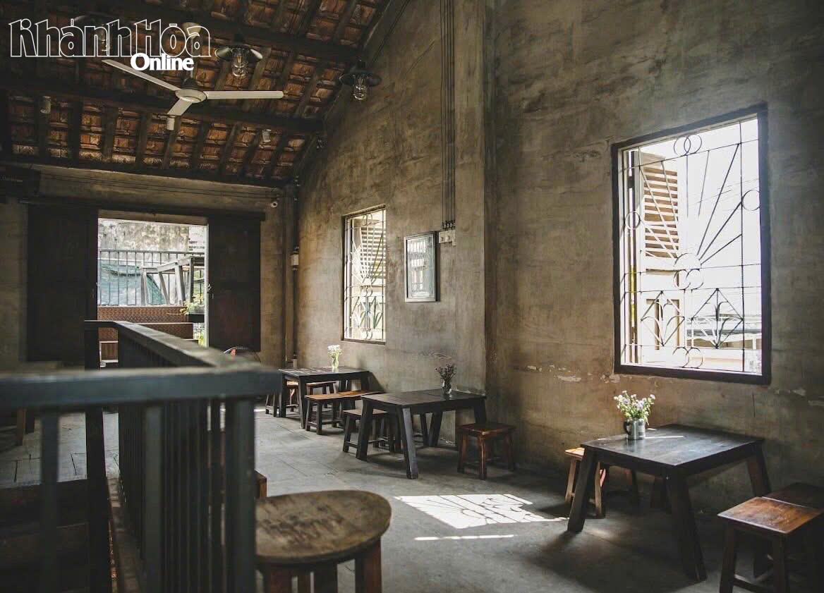 Nơi bình yên giữa lòng Nha Trang, khung cảnh quen thuộc từ mái gói cũ đến gam màu tối tại quán cà phê Gác 99’s (22 Hàng Cá, phường Nha Trang).